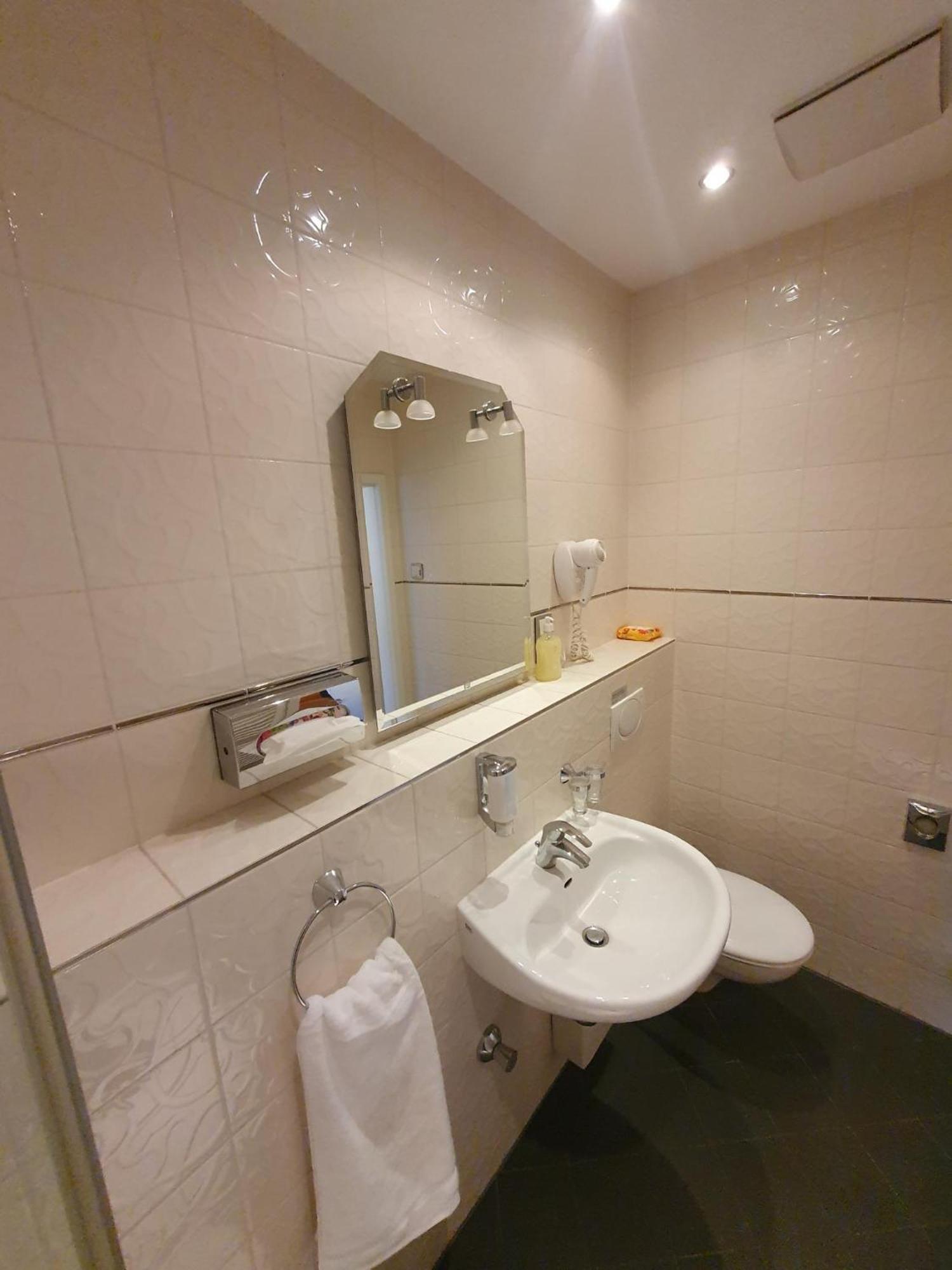 Die Villa, Zimmer 26, Dz Leverkusen Bagian luar foto